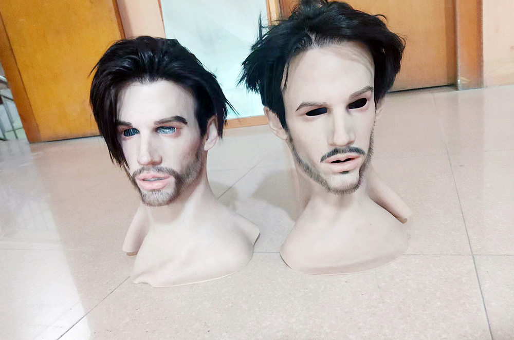 雕刻:第一步是創建所需的面部特征的粘土或數字雕刻。這個造型作為最終硅膠面具的基礎。雕刻家精心制作面具的形狀、紋理和細節，以達到逼真的外觀。